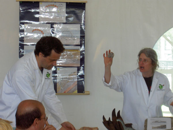 Pr&eacute;sentation rapide de fossiles de dinosaures. Anne montre un coprolithe : une crotte fossilis&eacute;e!